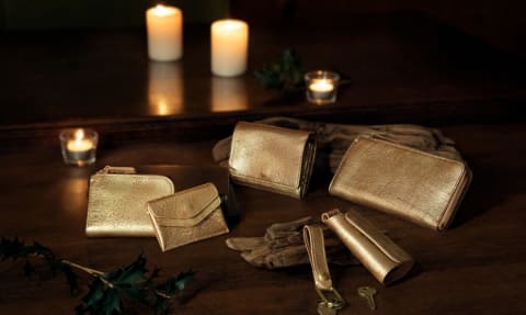 土屋鞄、ゴールドの革小物。イタリア製ヌメ革に金色の箔 - Impress Watch