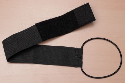 100均の 手荷物固定ベルト が便利 キャリーケースに載せたバッグを固定 いつモノコト Impress Watch