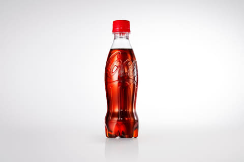 コカ・コーラのラベルレスボトルが100％リサイクルPETに - Impress Watch