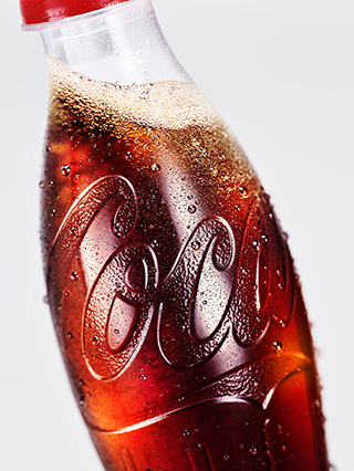 コカ・コーラのラベルレスボトルが100％リサイクルPETに - Impress Watch