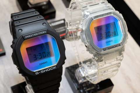 G-SHOCK、ガラス全面が七色に光る“レインボー蒸着”の3機種 - Impress Watch
