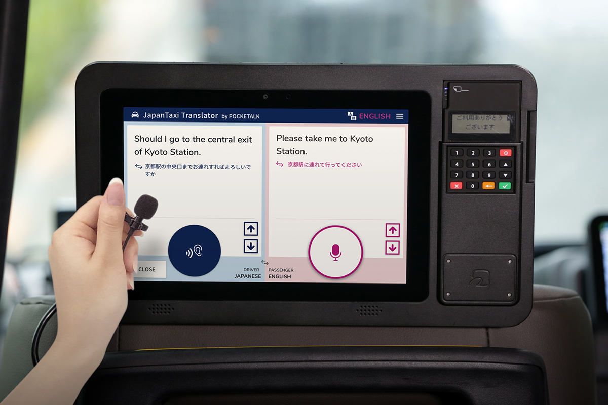 JapanTaxiタブレットで音声通訳。訪日客と乗務員の会話をサポート
