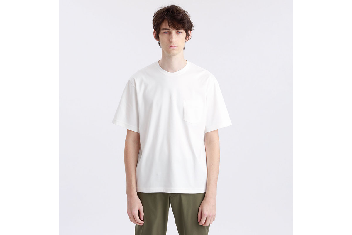 マッキントッシュ フィロソフィーの白Tシャツ 1.1万円。QRで産地を確認