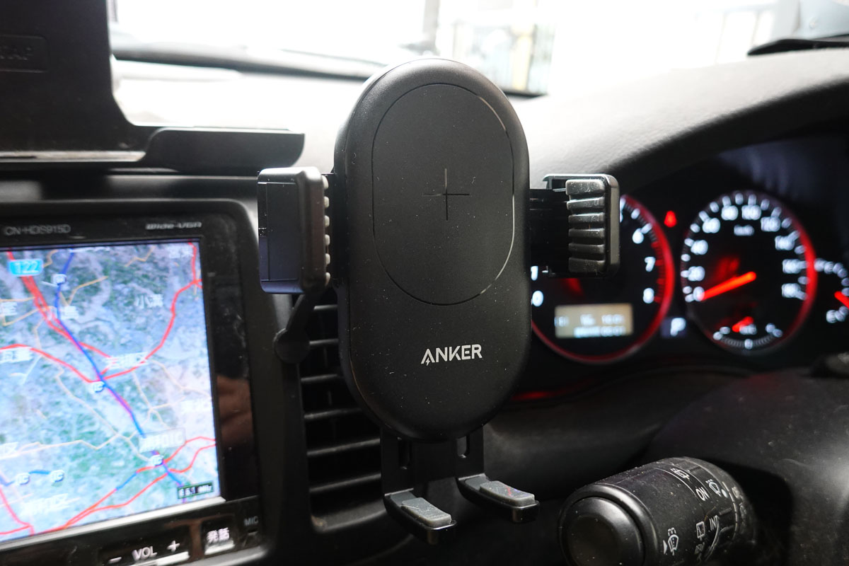 脚 があるからド安定する Ankerの車用ワイヤレススマホ充電器 いつモノコト Impress Watch