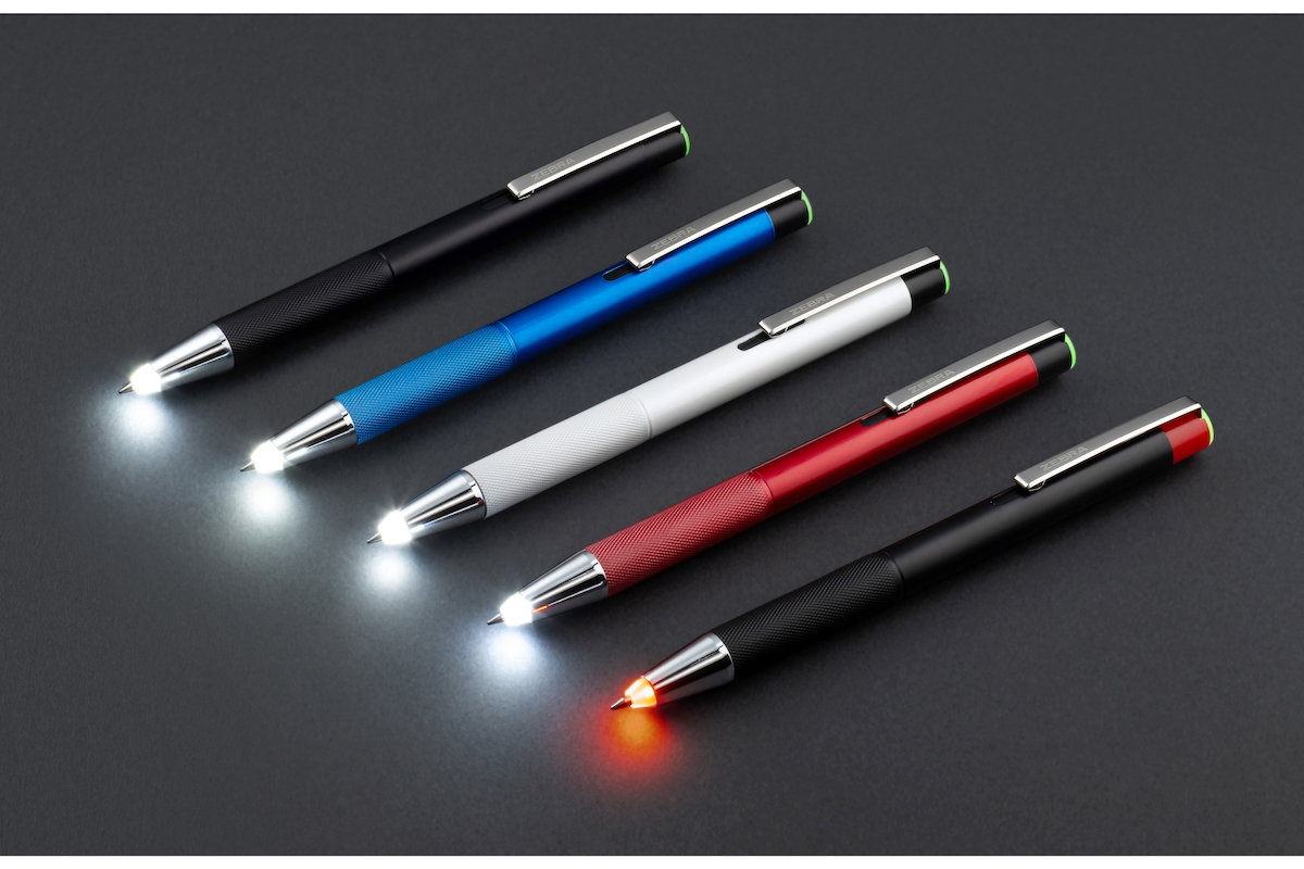 ゼブラ、暗い場所でも書けるライト付きボールペン。天体観測用の赤色も