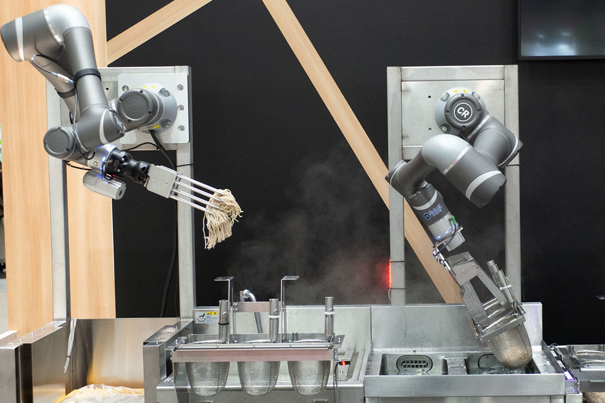 海浜幕張に駅そば調理ロボット 2本の腕で茹でる 洗う 締める Impress Watch