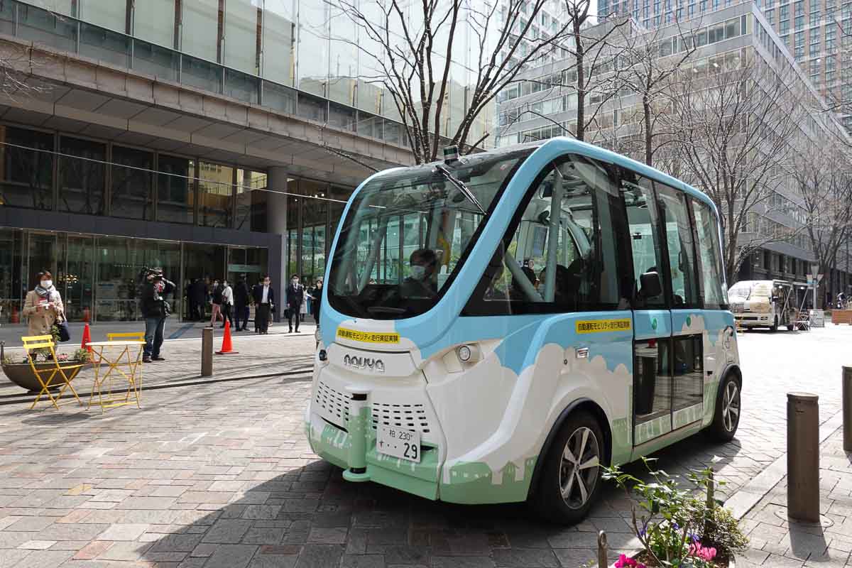 丸の内歩行者天国で自動運転モビリティが走る Impress Watch