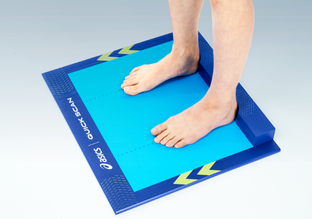 アシックスウォーキング、5分で足形自動計測できるサービス。百貨店に