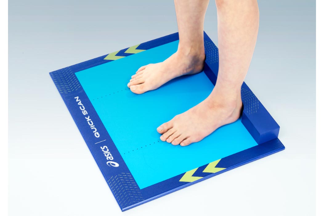 アシックスウォーキング、5分で足形自動計測できるサービス。百貨店に