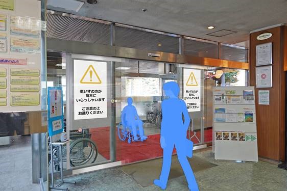 車椅子を自動認識して開閉スピードを変える自動ドア Necなど Impress Watch