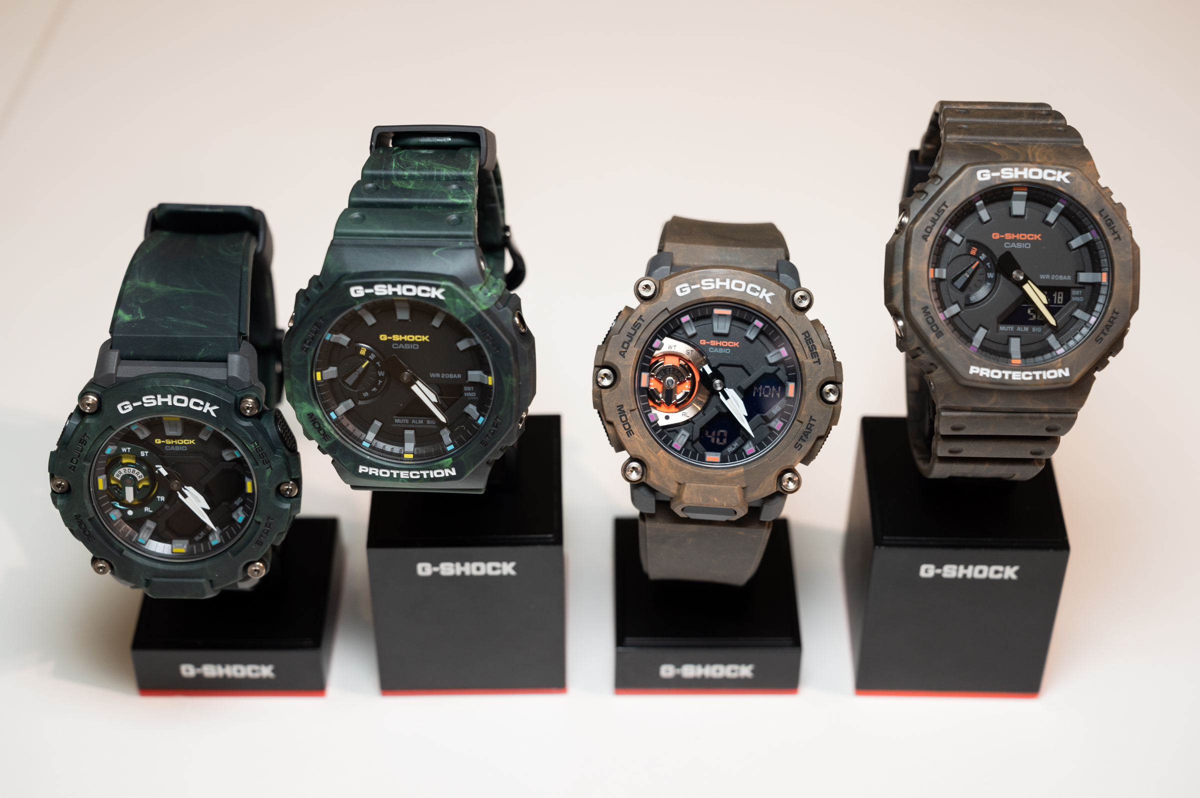 G-SHOCK、幻想的な森をミックス成形で表現した特別カラー4モデル