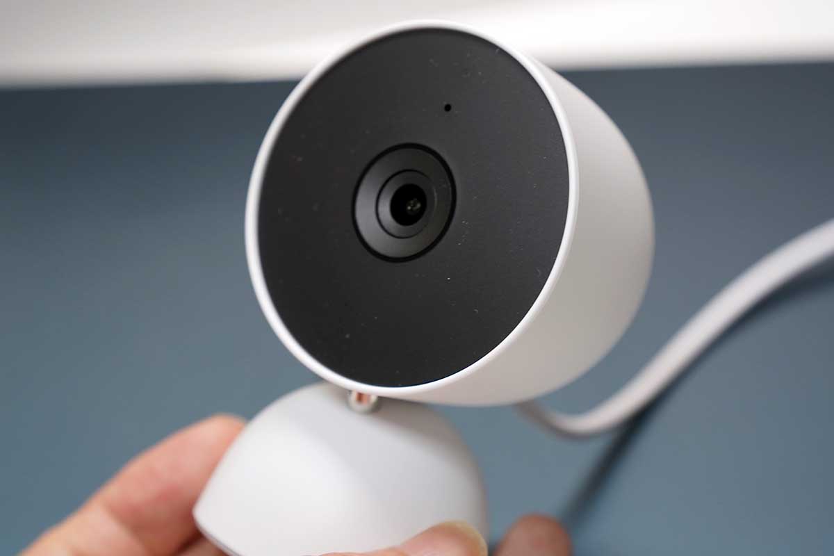 Google Nest Cam(屋内用)発売。据え置き型スマートカメラが1.2万円 