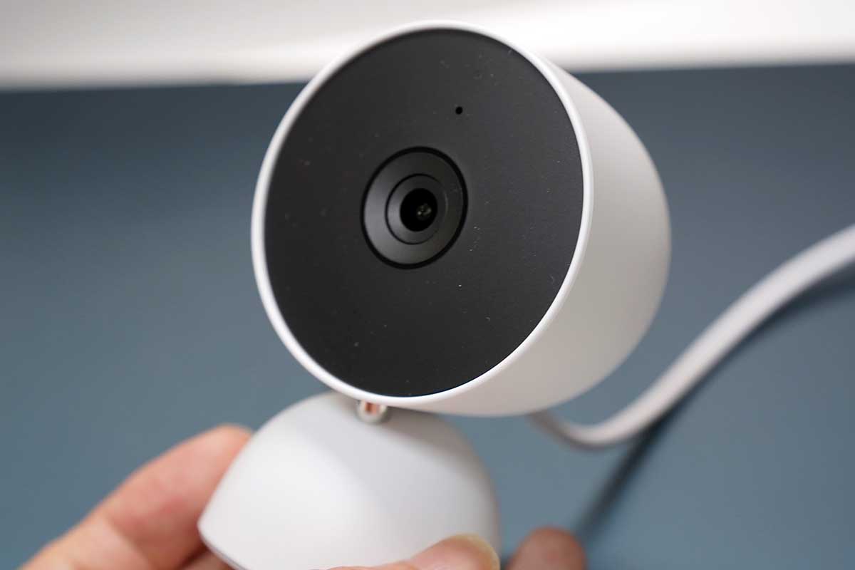 Google Nest Cam(屋内用)発売。据え置き型スマートカメラが1.2万円