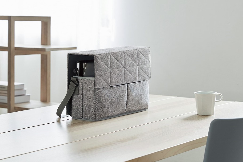 コクヨ、PCのコードを抜かずに収容できる「PC・ツール収納バッグ