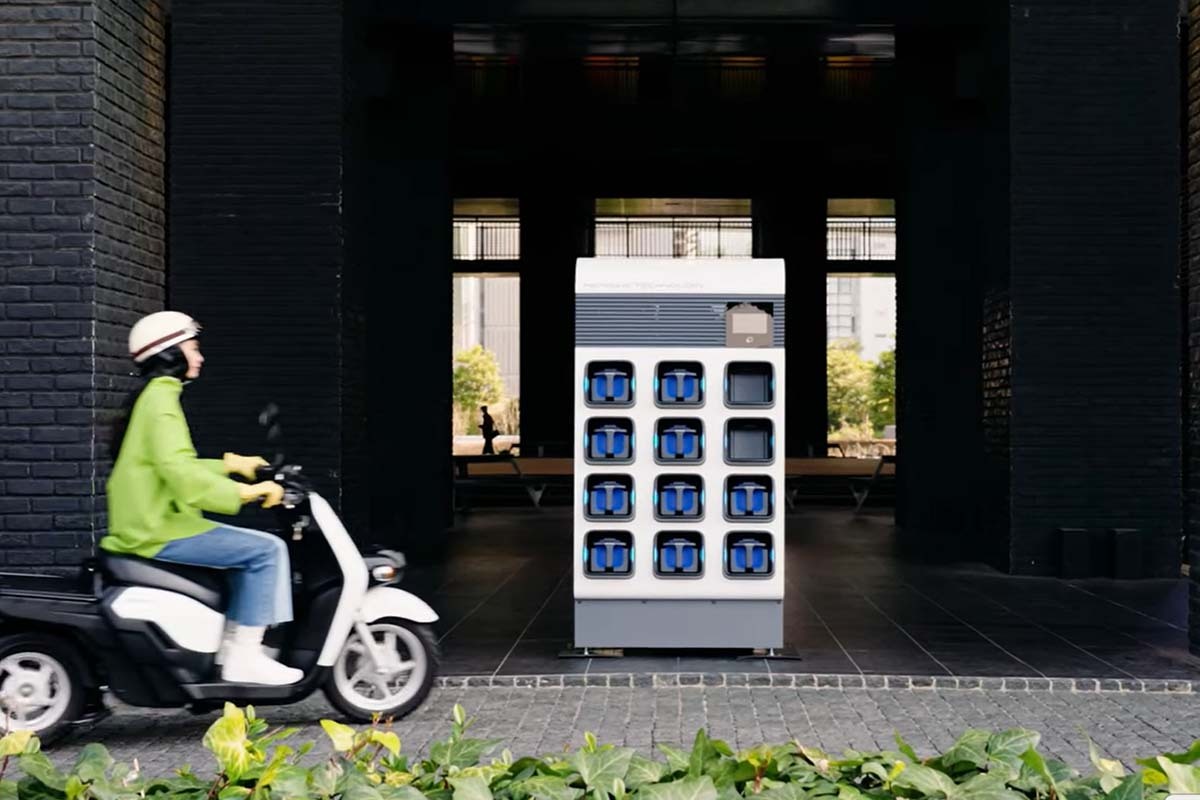 EV2輪の充電待ちをなくす「ガチャコ」 バイク4社とENEOS - Impress Watch
