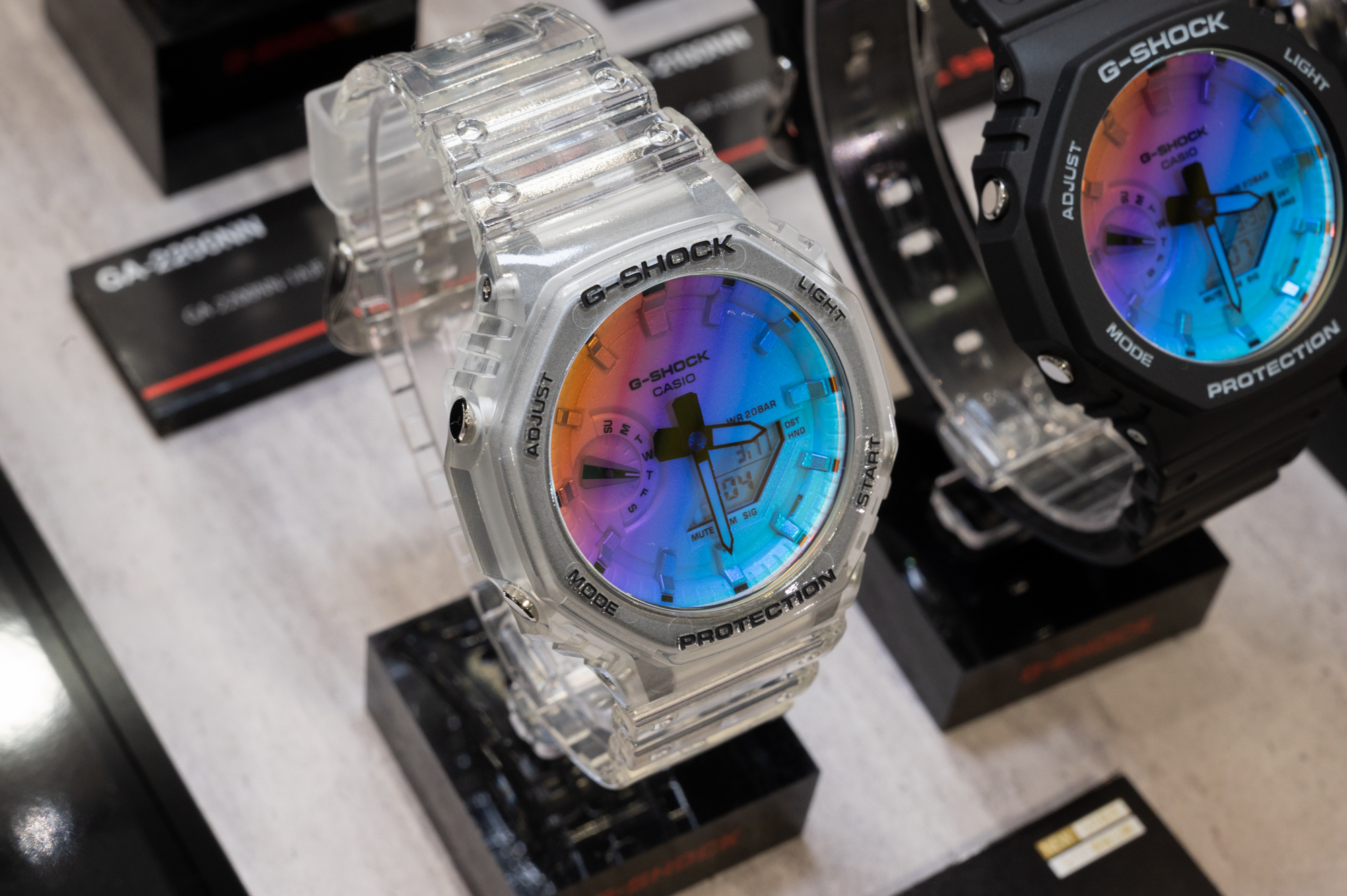 G-SHOCK、ガラス全面が七色に光る“レインボー蒸着”の3機種 - Impress Watch