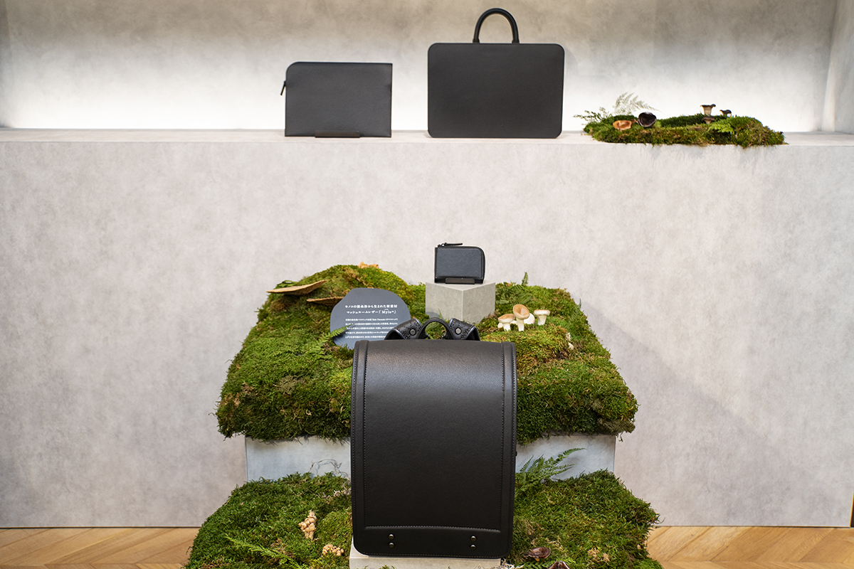 キノコが牛革風の生地に。土屋鞄が新素材”Mylo”バッグを初披露