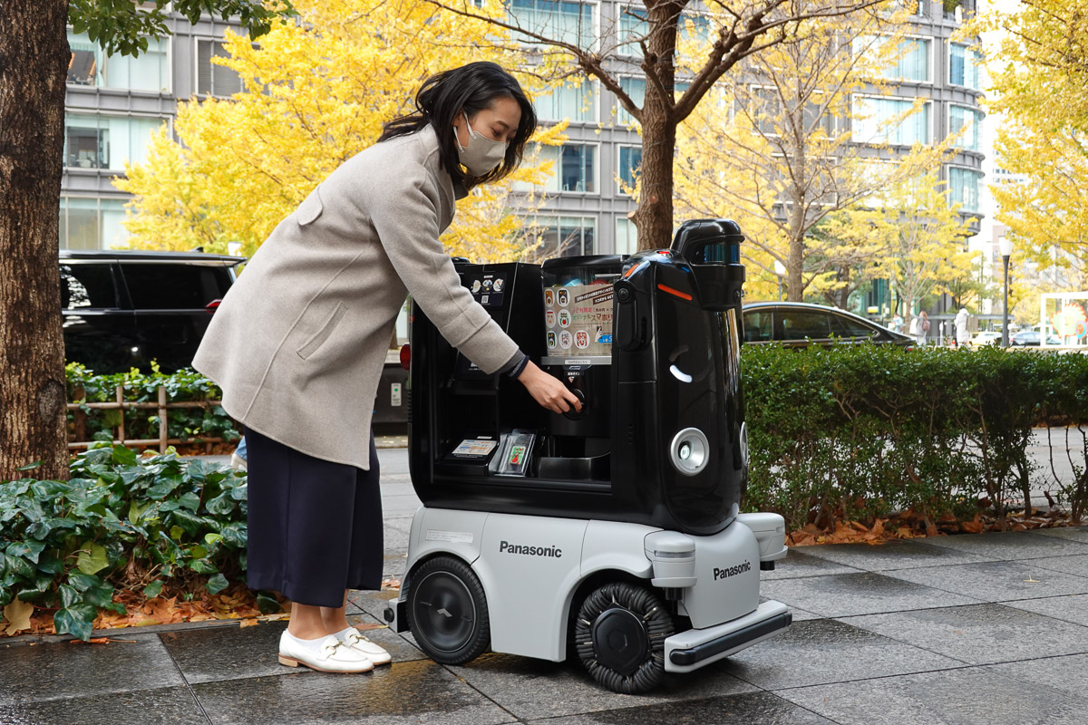 丸の内でロボットが日本初の単独巡回販売。カプセルトイやドリンク