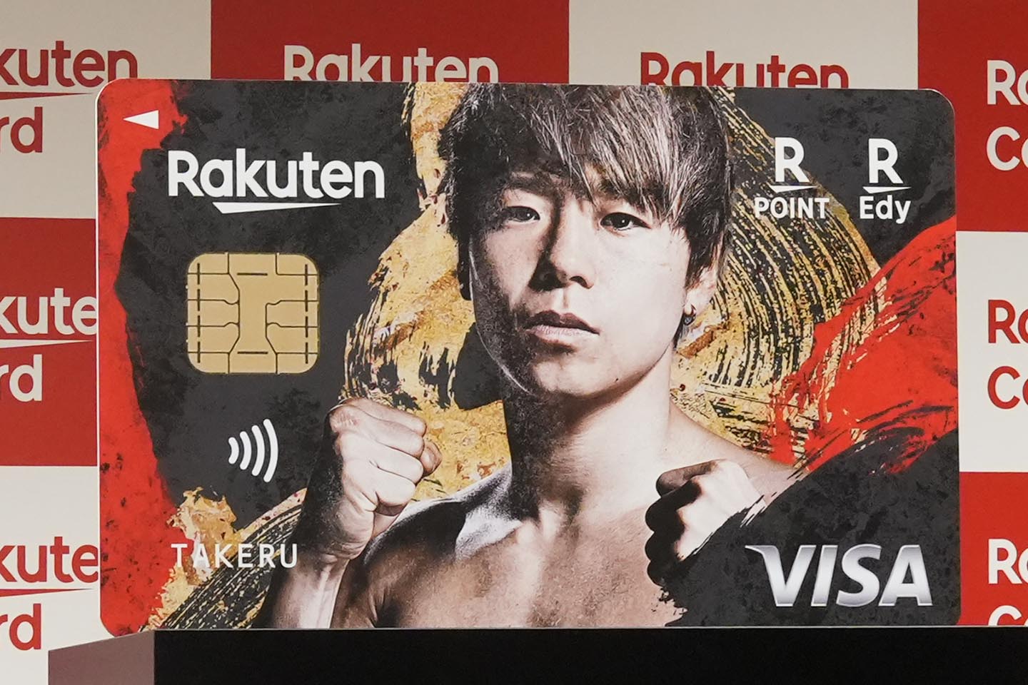 楽天カード 武尊デザイン登場 格闘技ファンを取り込む - Impress Watch