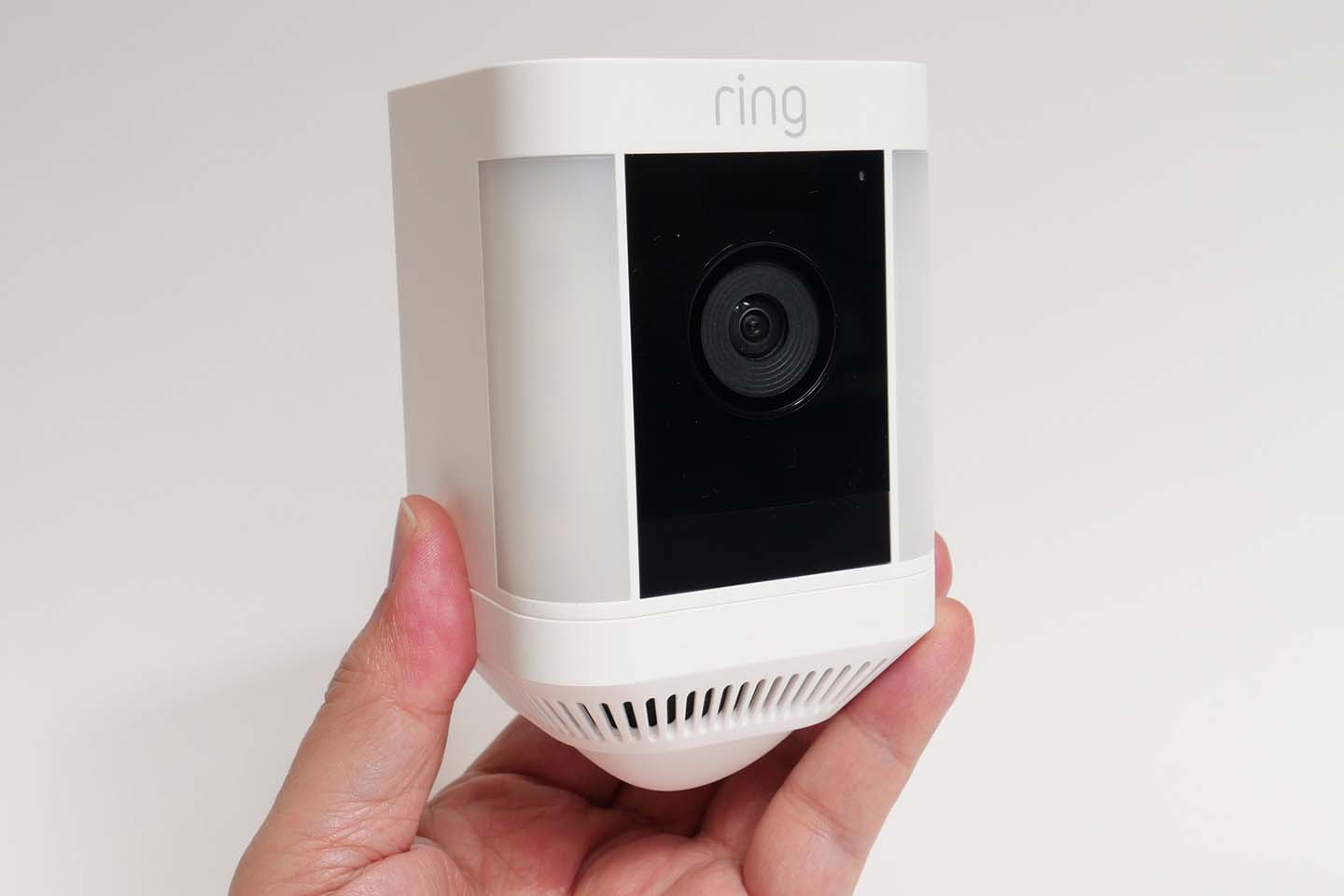 レビュー】家の“守り”を強化 アマゾンのライト内蔵カメラ「Ring