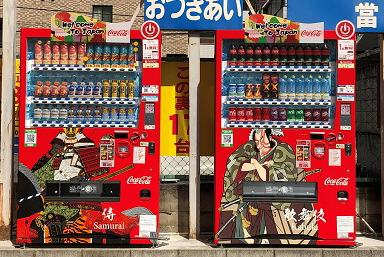 コカ・コーラ、「おもてなし自販機」に「QR de決済」 訪日客の利便性