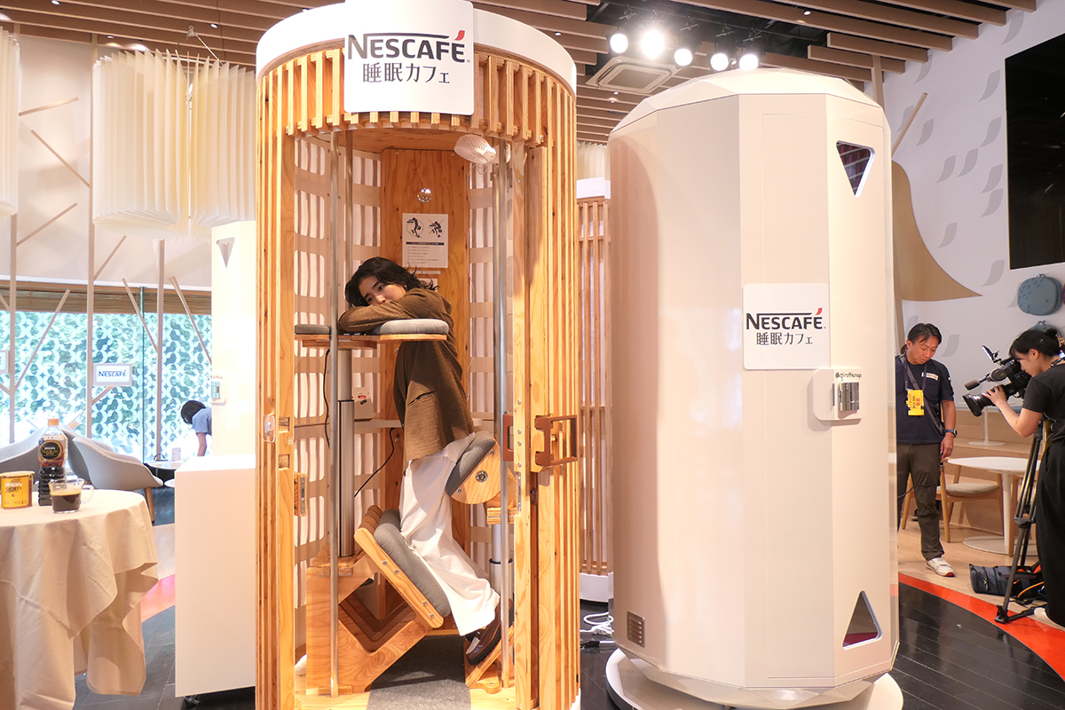 眠い　 立ったまま寝る仮眠ボックスを体験してきた 意外と快適 - Impress Watch