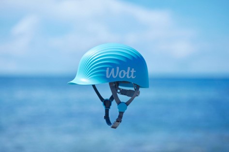 Wolt、配達員に「廃棄ホタテ」のヘルメットを提供 - Impress Watch