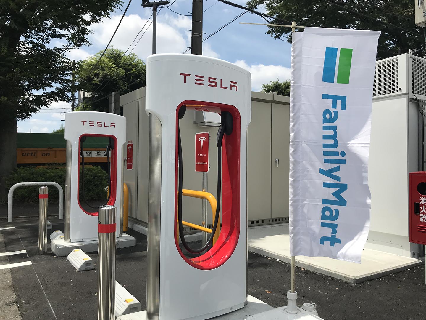 ファミマ、神奈川コンビニ初のテスラスーパーチャージャー 秦野