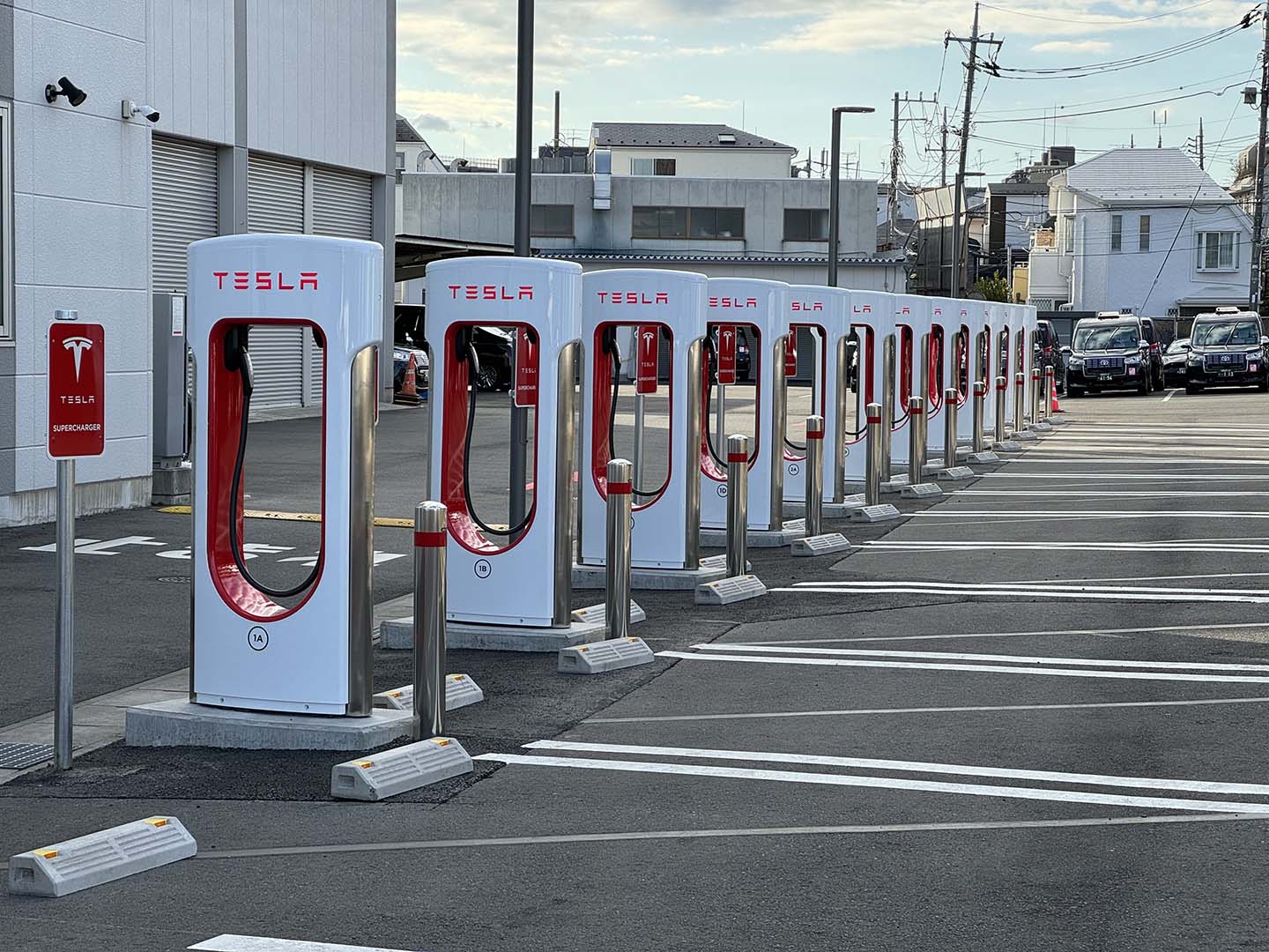 世田谷に日本最大規模のテスラ スーパーチャージャー12基 日の丸交通 