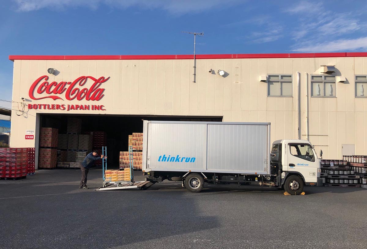 ファミマ、コカコーラのトラックで商品配送 「物流2024問題」で協業 