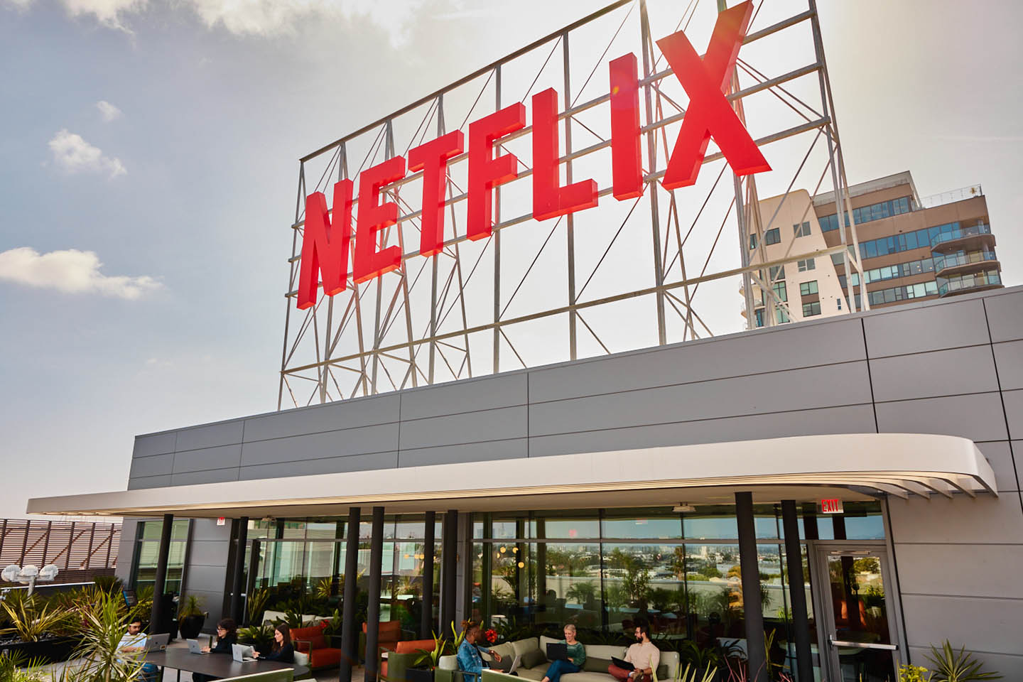 Netflixが狙う「放送から配信」第2章【西田宗千佳のイマトミライ