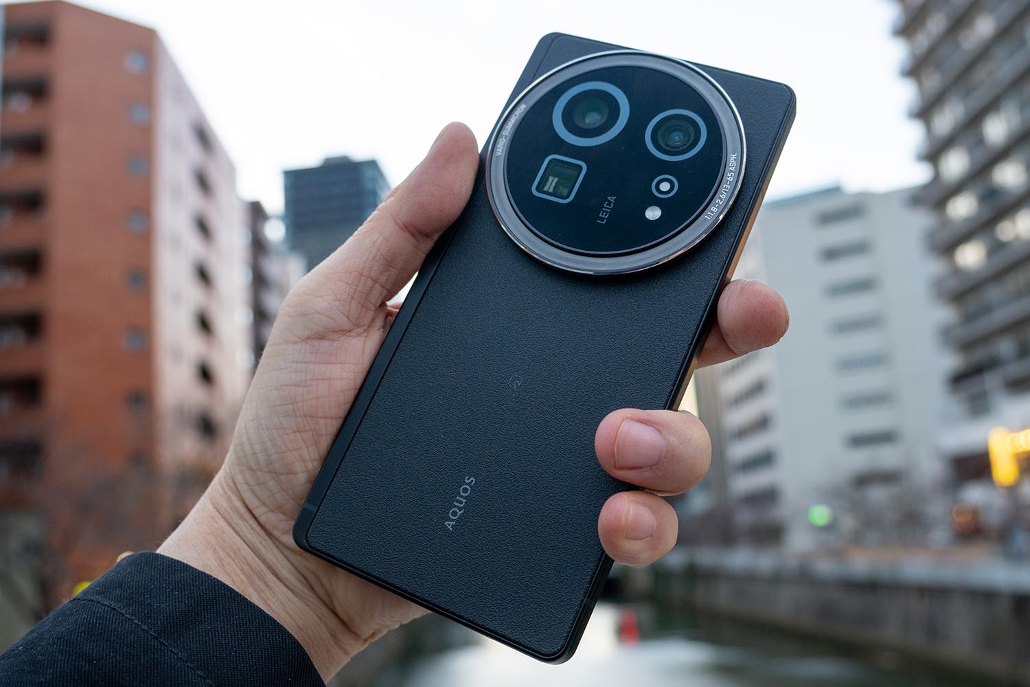 AQUOS R9 pro」から考える「カメラ特化スマホ」のあり方【西田宗千佳の