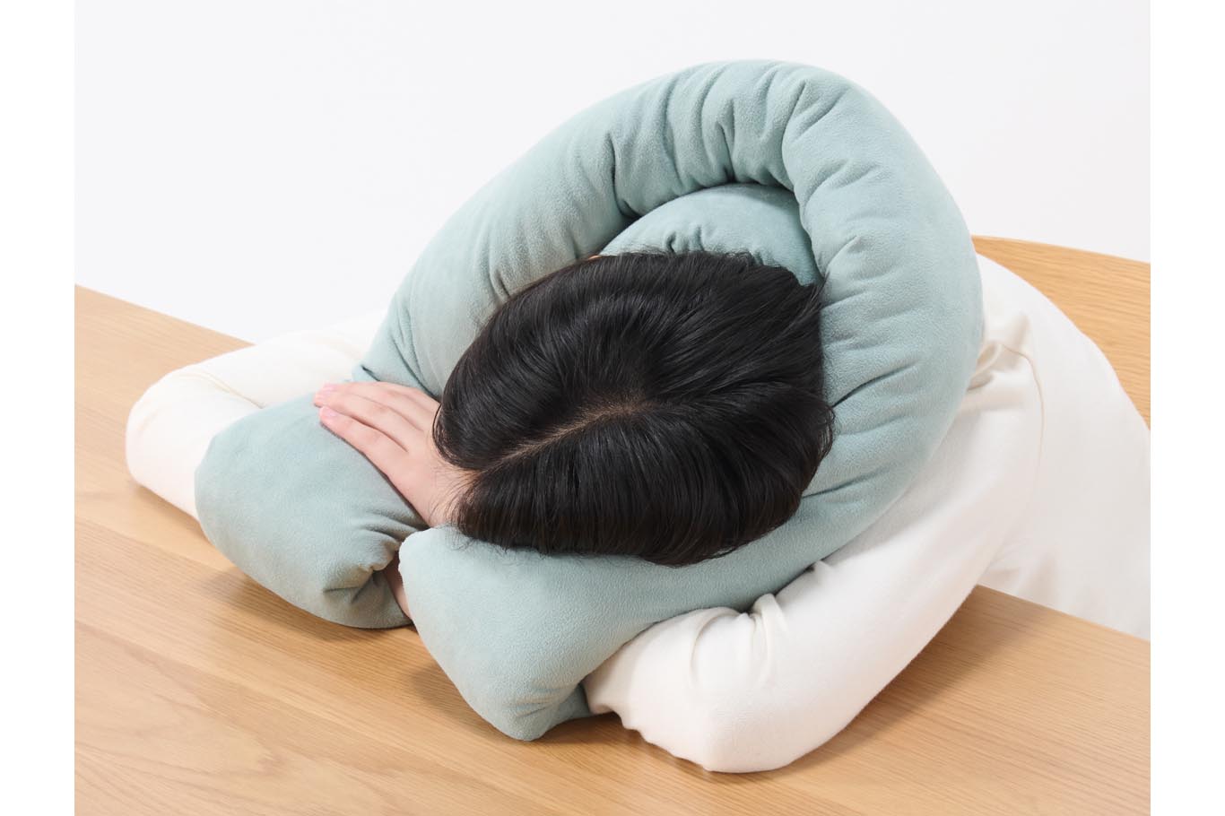 無印良品、「自由に巻けるループクッション」　姿勢に合わせ自由自在