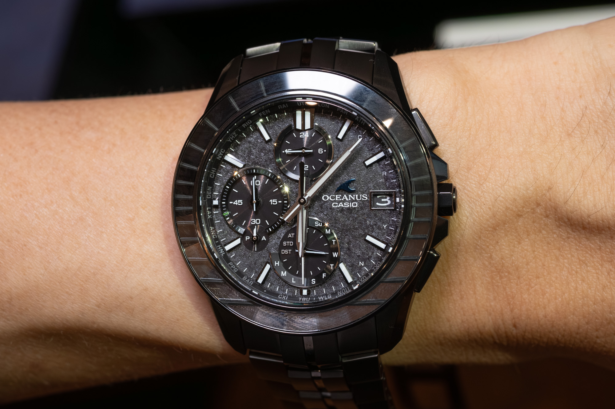 カシオ オシアナス M700ブラック 腕時計 カシオ・オシアナス、ブラックの江戸切子ベゼルで月と海を表現