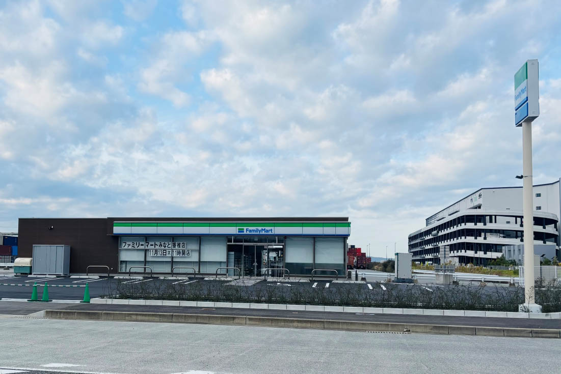 ファミマが長距離ドライバーのオアシスに パウダールーム完備の新店舗