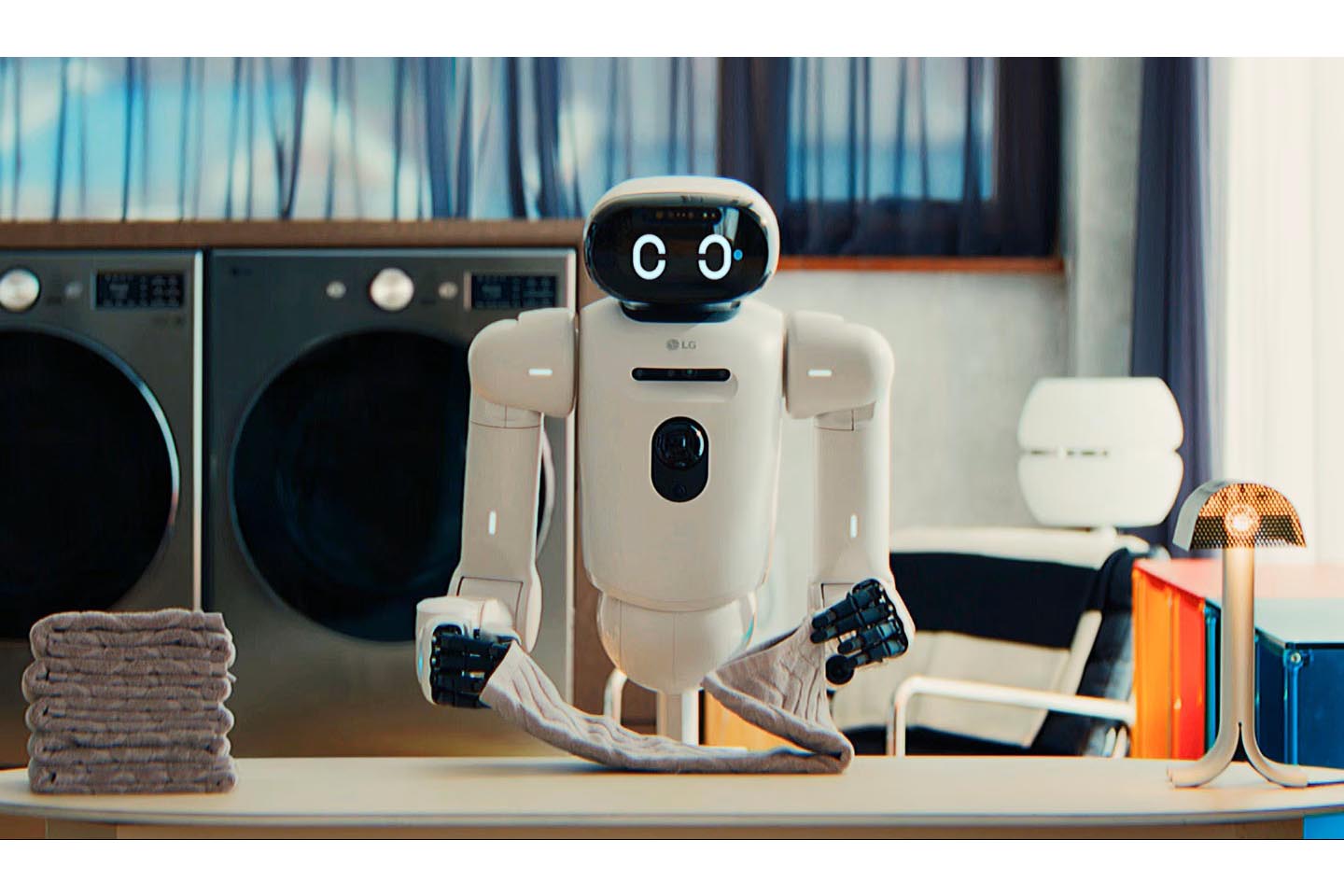 ロボット LG LG、調理や洗濯を自動化するロボ「LG CLOiD」 家事労働ゼロ目指す