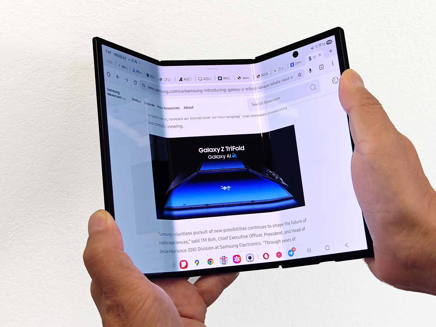 38万円」は高くない? 三つ折りスマホ「Galaxy Z TriFold」を買いに