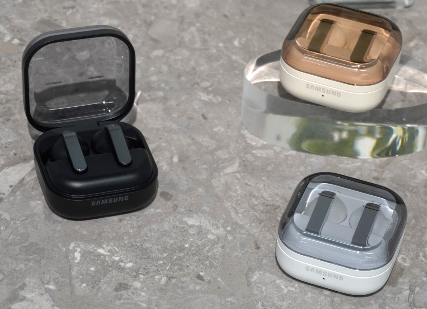 サムスン、音質と操作性を強化した「Galaxy Buds4」シリーズ - Impress