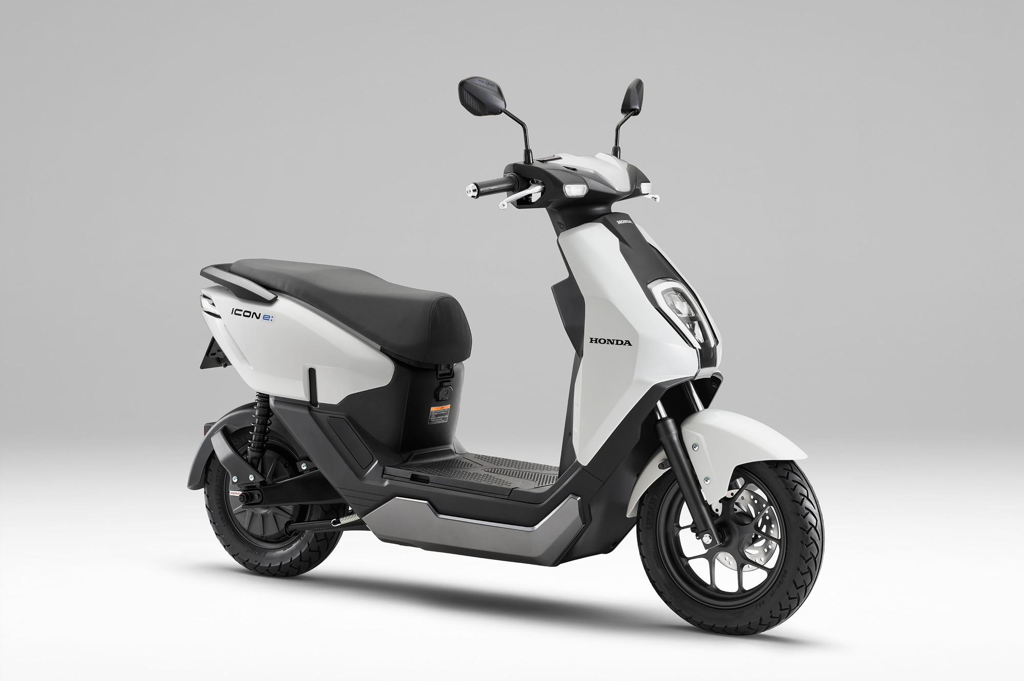 ホンダEサ125 ホンダのEVスクーター『CUV e:』世界初公開／開発担当者が自らポチる
