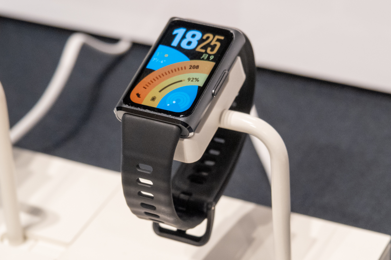 明るくなった「HUAWEI Band 11」 6年ぶりProはGNSS搭載 - Impress Watch