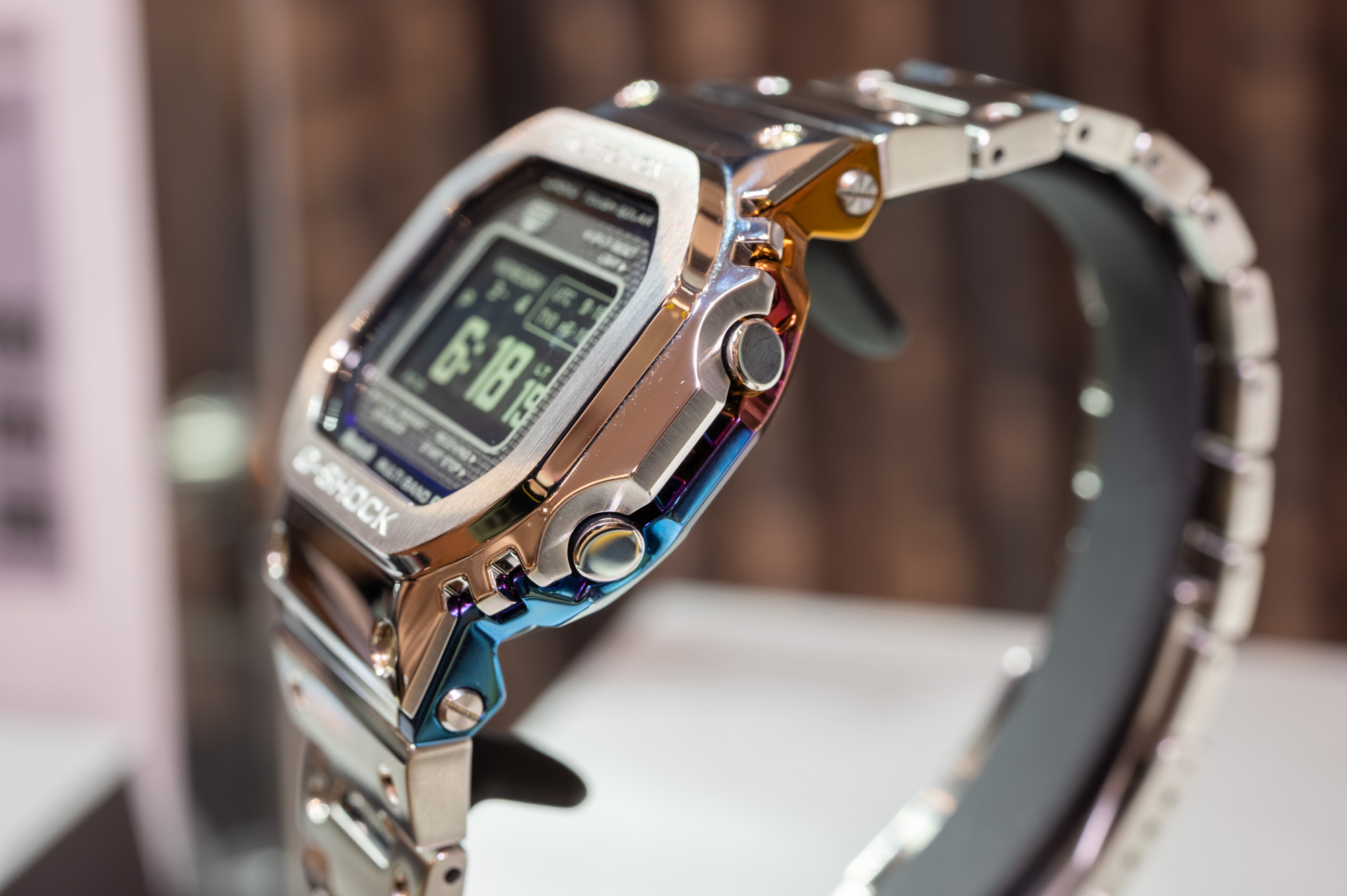 G-SHOCK、“裏側”がレインボーカラーのフルメタルモデル - Impress Watch