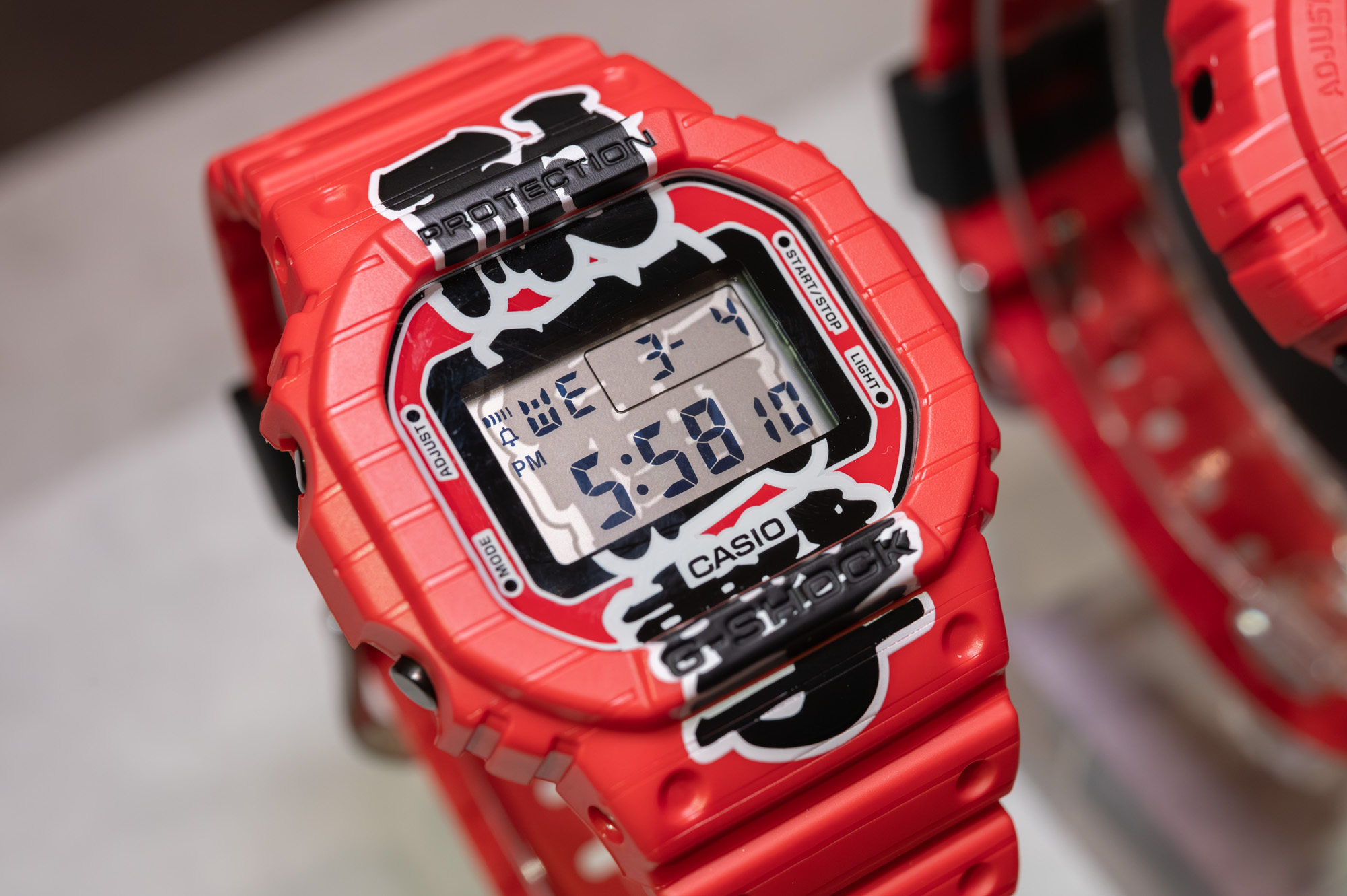 G-SHOCK デジタル腕時計 赤柄付き 酒場の“赤提灯”がG-SHOCKの腕時計に - 大胆な「耐衝撃」プリント、裏蓋