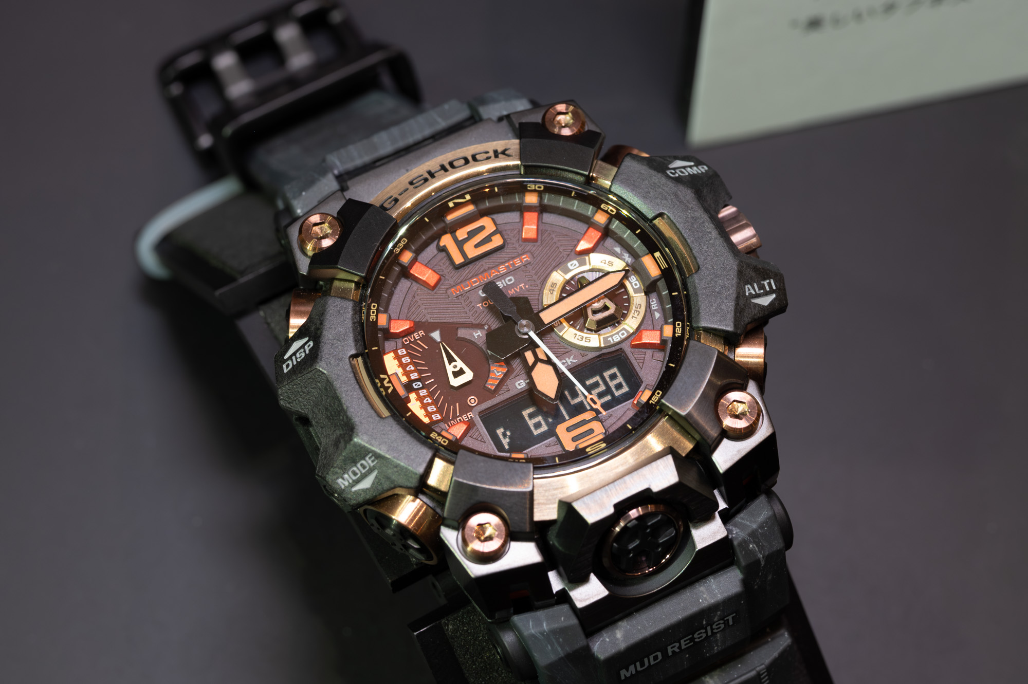 G-SHOCK マッドマスター、“マグマ”がテーマのレッド×ゴールド