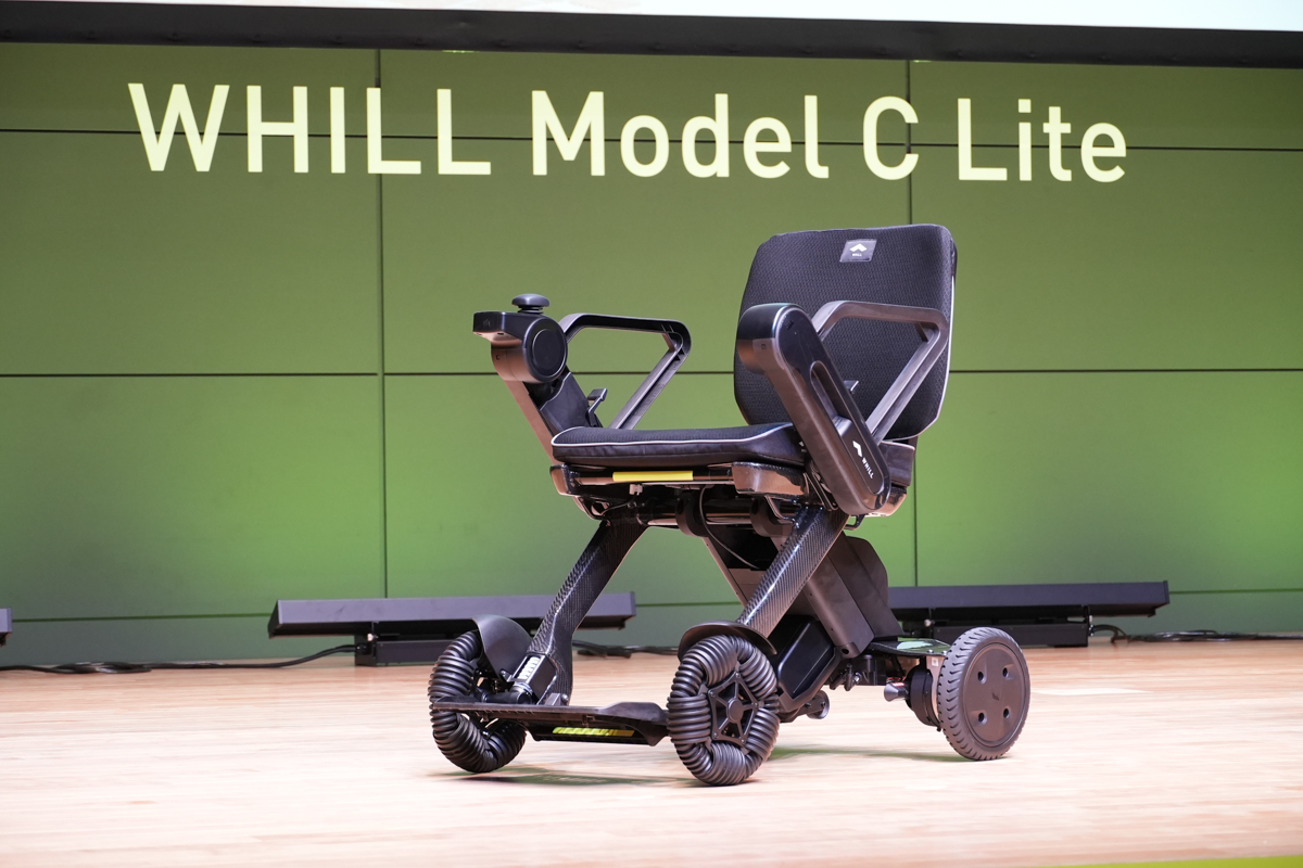 WHILL、カーボンで軽量化した「Model C Lite」 折畳みでオムニホイール採用