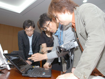 筆者がキム ソンファン氏から実際のアルゴリズム解説を受けている様子