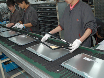 工員は若く、表情は真剣そのもの。取材しているライン以外でも私語が全くない