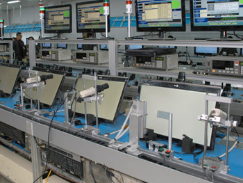 画質にまつわる機能チェックは測定器と人間の目視の双方で行われる