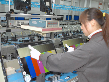 画質にまつわる機能チェックは測定器と人間の目視の双方で行われる