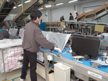 QAラインの下流には梱包ラインが待ち構えている。