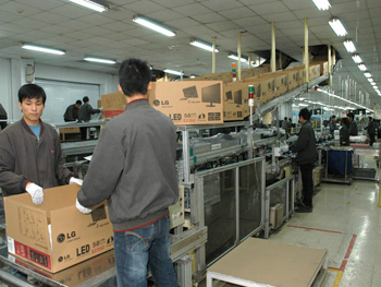 QAラインの下流には梱包ラインが待ち構えている。